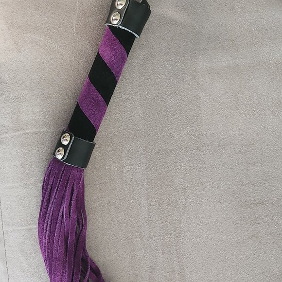 Suede flogger - Picture 4 of 4